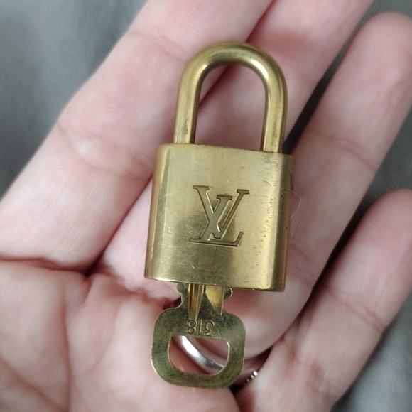 LV lock and key #318 - Picture 2 of 4